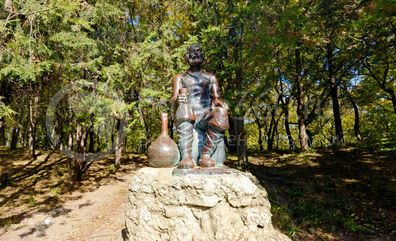 Мужичок с кувшином