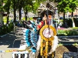 Пение и танцы Эквадорских индейцев на улицах Иваново